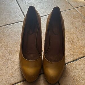High heel’s patent leather
